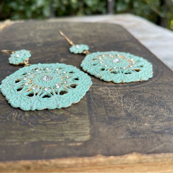 Turquoise green medallion earrings - Picture 2 of 13